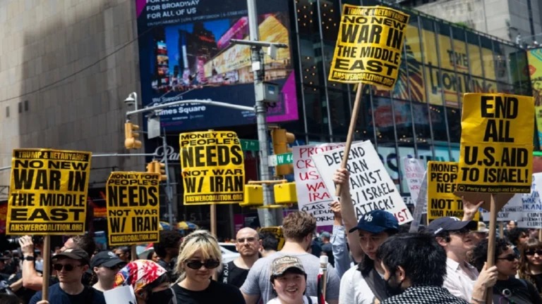 Protestas sacuden EE.UU. contra bombardeos de Trump a Irán
