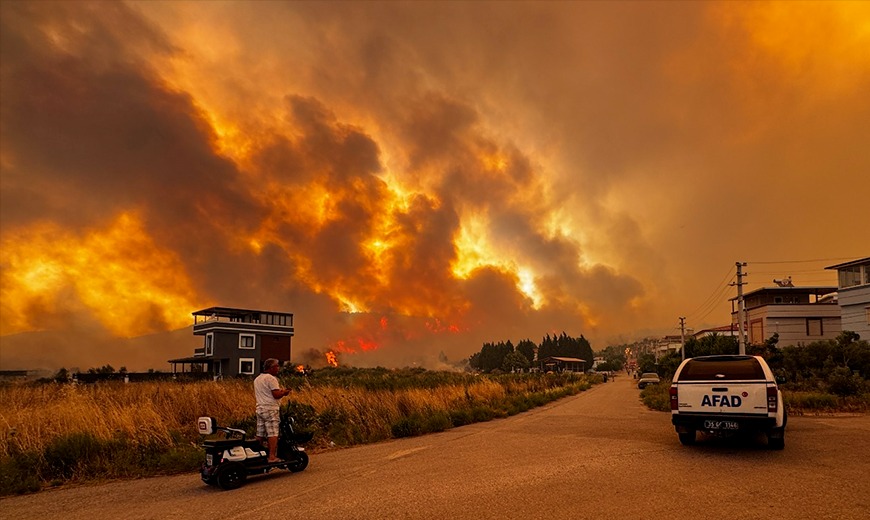 Más de 50 mil personas evacuadas por incendios forestales en Turquía