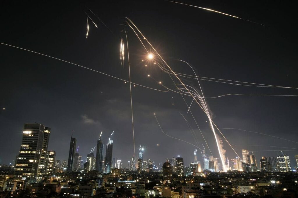 Irán lanza contraofensiva con 100 misiles contra Israel tras ataques aéreos en su territorio