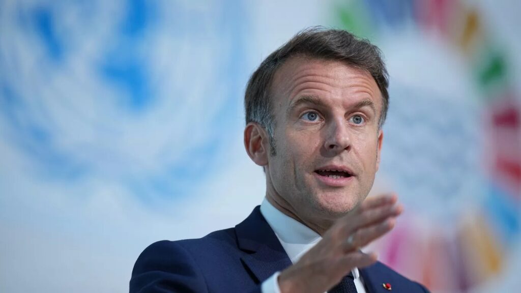 Francia podría prohibir redes sociales a menores de 15 años