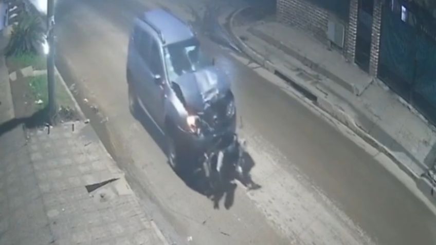 VIDEO: ¡Conductor borracho arrolla a motociclista y lo lleva muerto en el cofre sin detenerse!