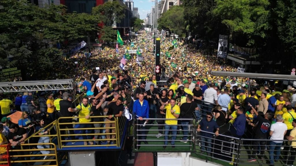 Bolsonaro reúne a miles de seguidores para protestar contra proceso por golpe de Estado