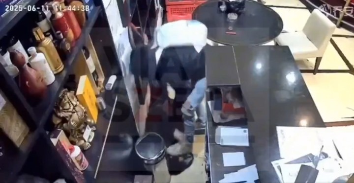 Vídeo: Hombre huye tras ataque en restaurante chino, lo apuñalaron varias veces