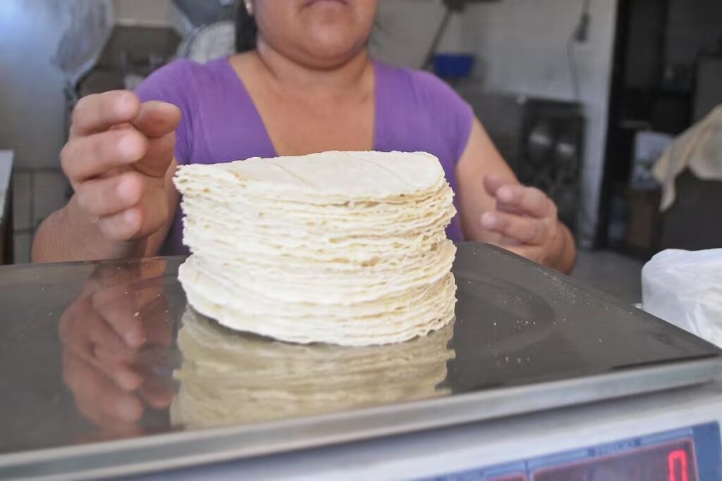 Firman acuerdo para disminuir 10 % el precio de la tortilla en México