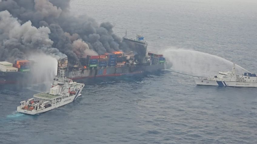 Buque con 3 mil autos a bordo se hunde frente a la costa de Alaska tras incendio