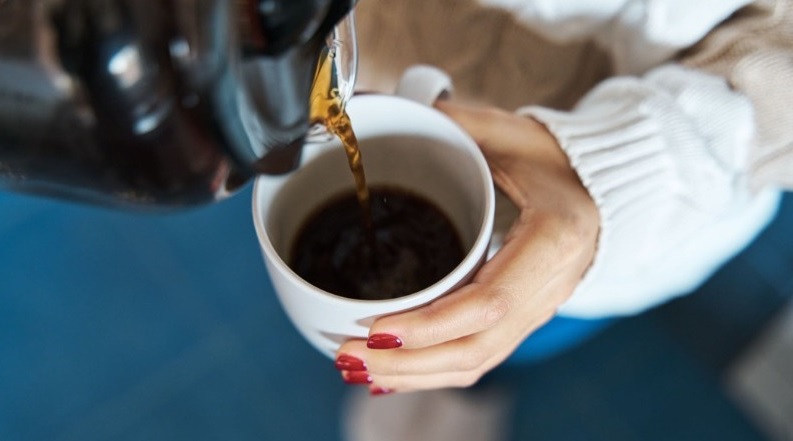 Murió sola en su departamento tras una sobredosis de cafeína: pidió ayuda, pero nadie llegó a tiempo