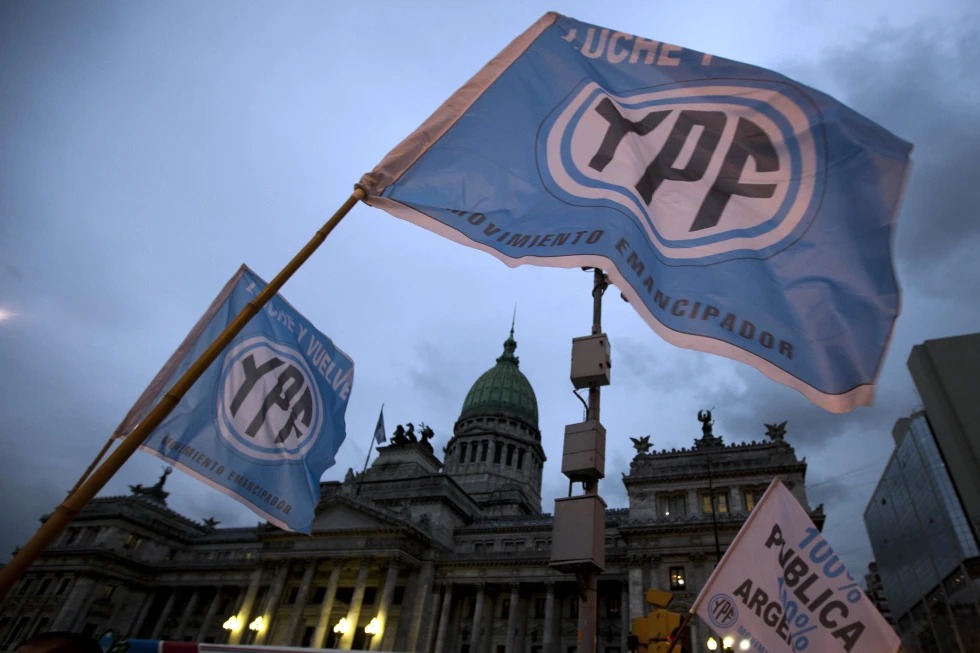 Jueza de EE.UU. ordena a Argentina transferir 51 % acciones de petrolera YPF