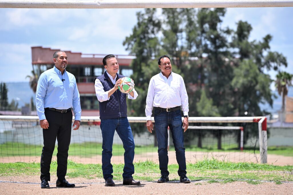 Inicia Esteban Villegas construcción de cancha profesional en la Prepa Diurna: espacio digno y con estándares FIFA para deportistas