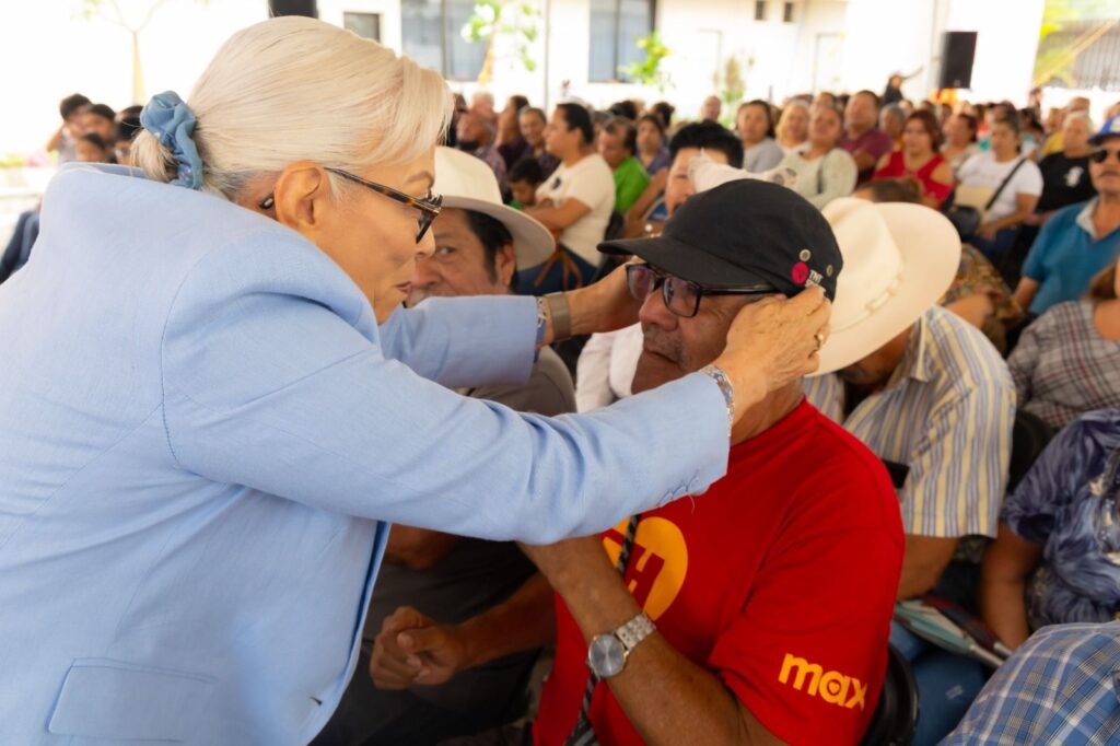 Familias agradecen a Beatriz Estrada por la entrega de lentes gratuitos