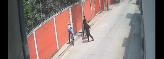 De manera cruel, sujetos le robaron la bicicleta a un abuelito en pleno día