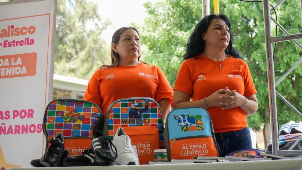 Distribuyen útiles y uniformes del programa ¡Listo Jalisco!  en Jamay y Poncitlán