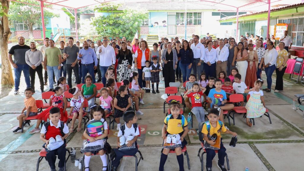 Entregan más de 17 mil paquetes escolares  en la región Sur