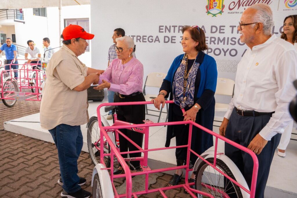 Familias agradecen a Beatriz Estrada por impulsar su economía con la entrega de triciclos de carga