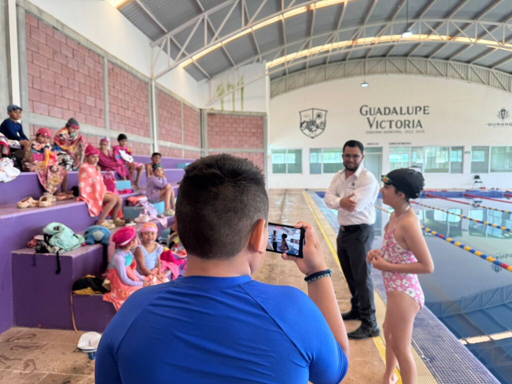 Niñas y niños aprenden sobre medios de comunicación con la visita de Notigram en cursos de verano