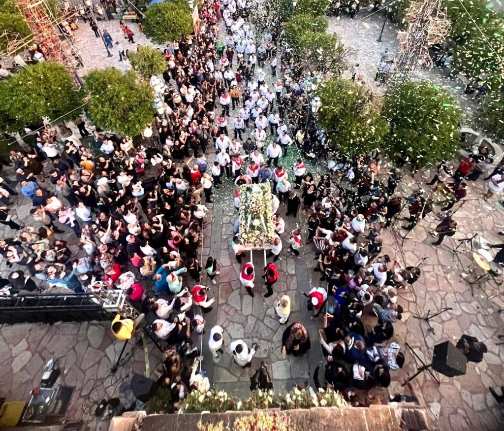 Multitudinaria peregrinación en honor al Señor del Santo Entierro conmueve Santiago Papasquiaro