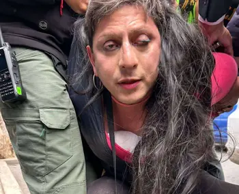 Hombre vestido de mujer es detenido por filmar en baño de un colegio