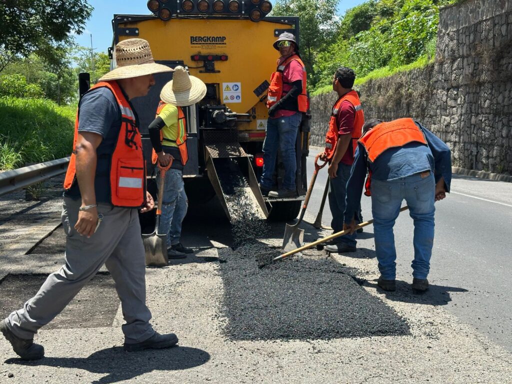 Refuerza gobierno del estado, la seguridad vial en el Libramiento de Tepic con limpieza y bacheo intensivo