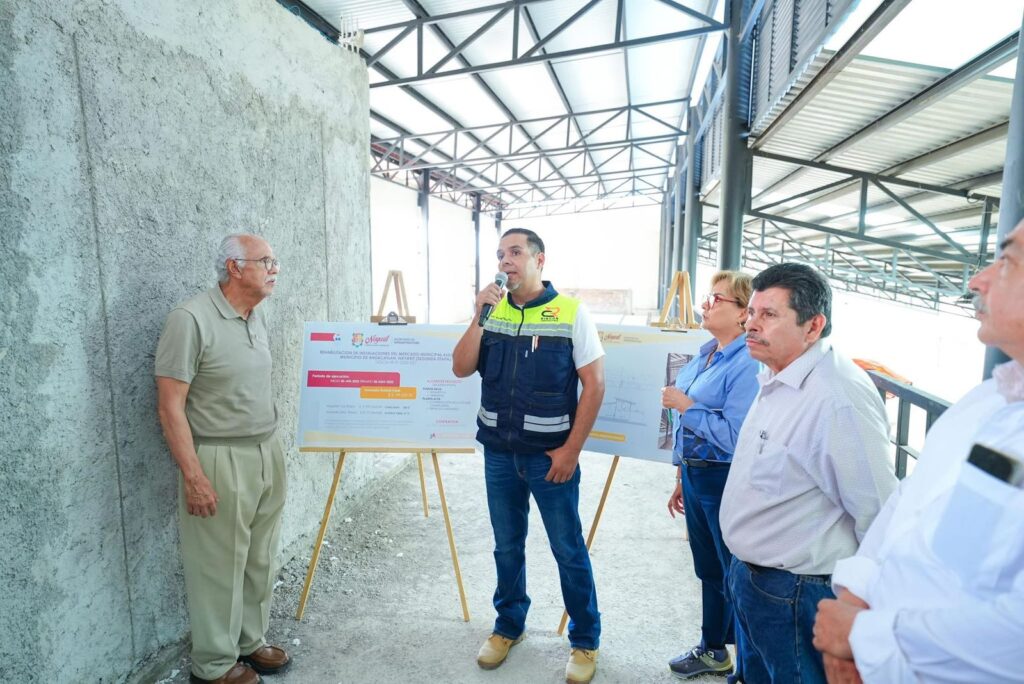 Gobernador mejora el mercado municipal de Ahuacatlán