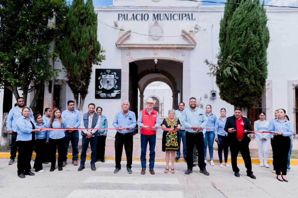 Esteban Villegas entrega 190 toneladas de suplemento alimenticio y semilla a productores de Peñón Blanco para reactivar el campo