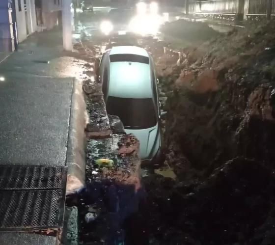Conductor ebrio termina dentro de obra en Churubusco; afirma que no vio señalamientos