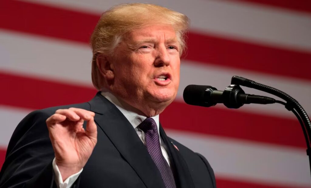 Senado de EU aprueba plan fiscal de Trump; incluye impuesto de 1% a remesas que envían migrantes