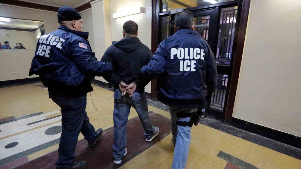 Fiscal general de Florida insta a denunciar a ex novios migrantes con el ICE