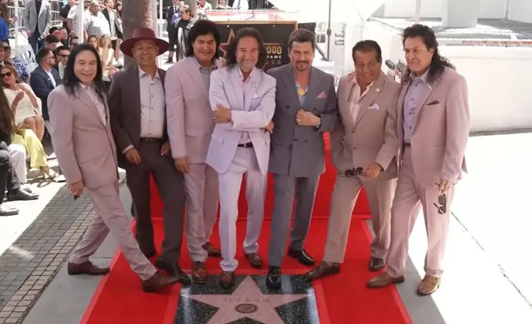 Los Bukis reciben estrella en el Paseo de la Fama de Hollywood