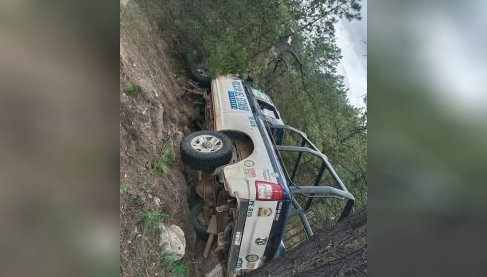 Volcadura deja a tres agentes estatales lesionados rumbo a San Juanito