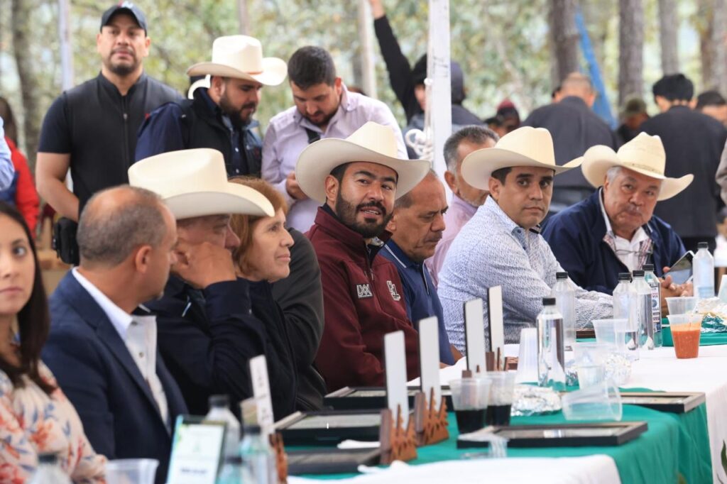 Recorre Héctor Herrera comunidades De Santiago, Otáez y El Tarahumar, Tepehuanes