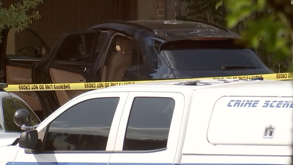 Niña muere tras pasar 8 horas en un auto mientras su mamá trabajaba