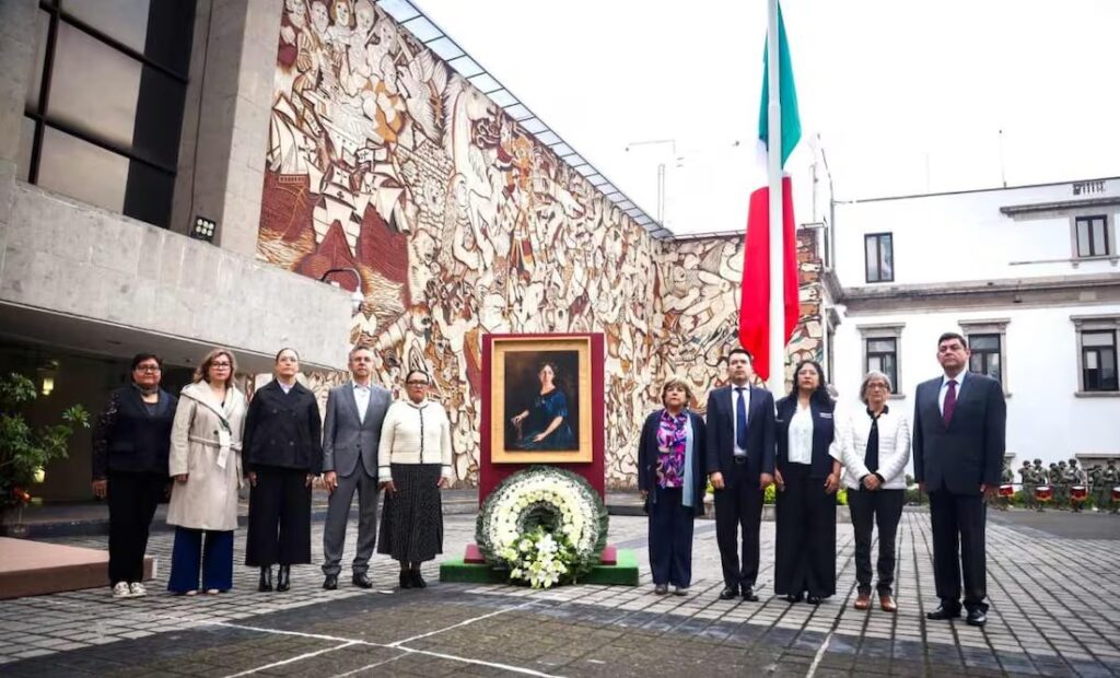 Por primera vez izan la bandera de México a media asta en memoria de una mujer