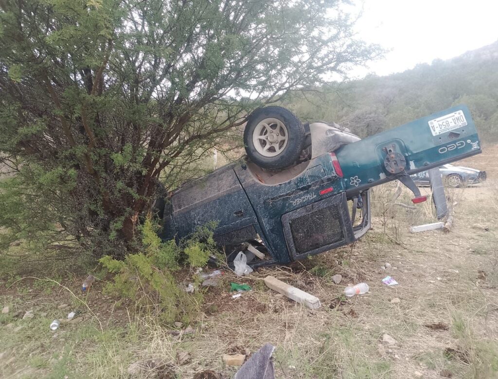 Localizan autoridades vehículo volcado y rastros de sangre rumbo a Guadalupe y Calvo
