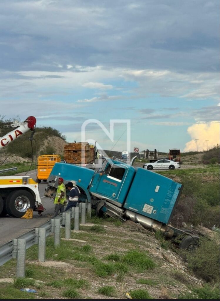 Vuelca tráiler por Valle de Zaragoza