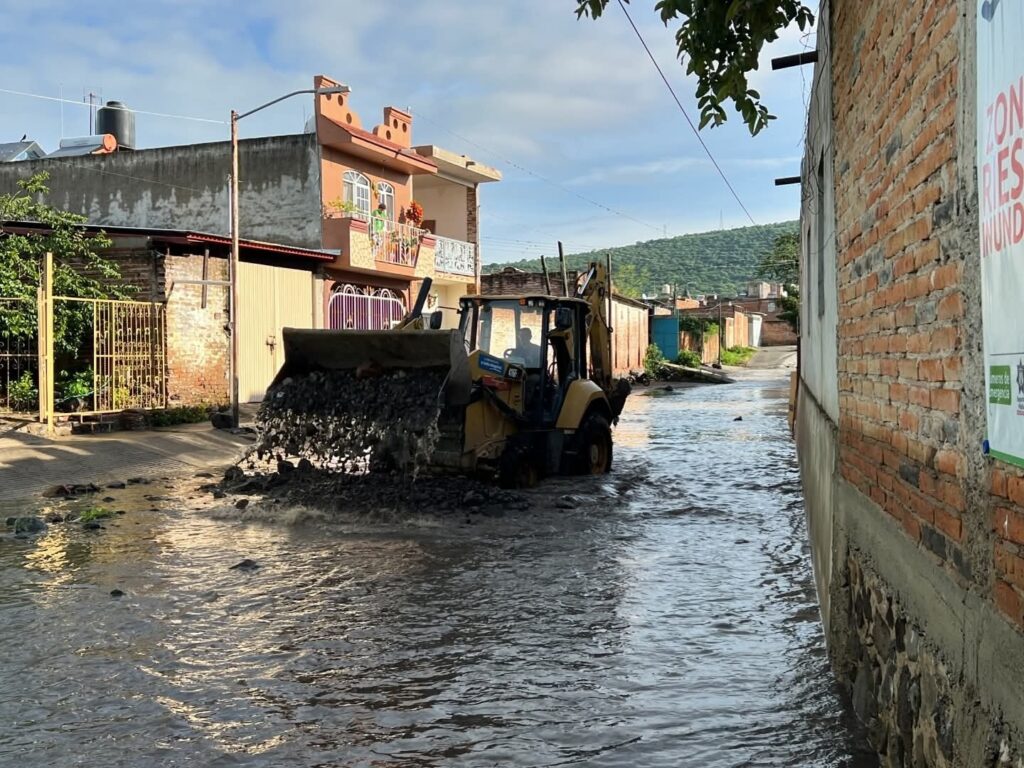 Tormenta causa severas inundaciones en Jamay