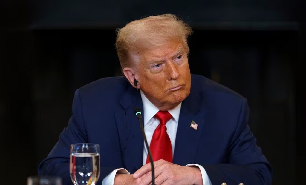 Se desploma aprobación de Trump a 40% por manejo de redadas migratorias