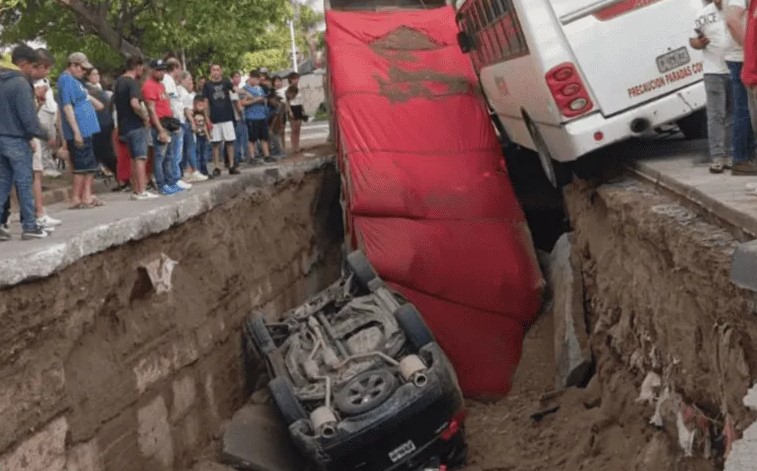Mega socavón se abre en Guadalajara; hay personas lesionadas y vehículos afectados
