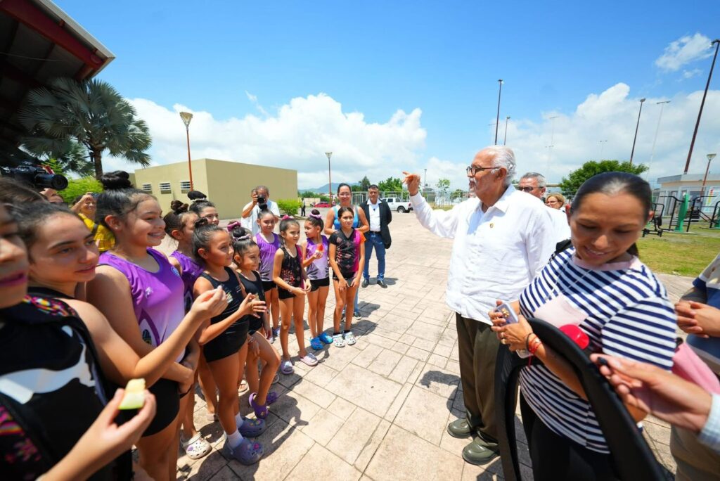 Visita sorpresa con resultados inmediatos: Miguel Ángel Navarro impulsa mejoras al polideportivo donde entrenan niñas gimnastas en Tepic