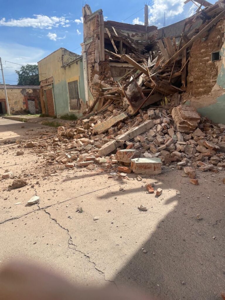 Derrumbe de finca en Parral moviliza a cuerpos de emergencia