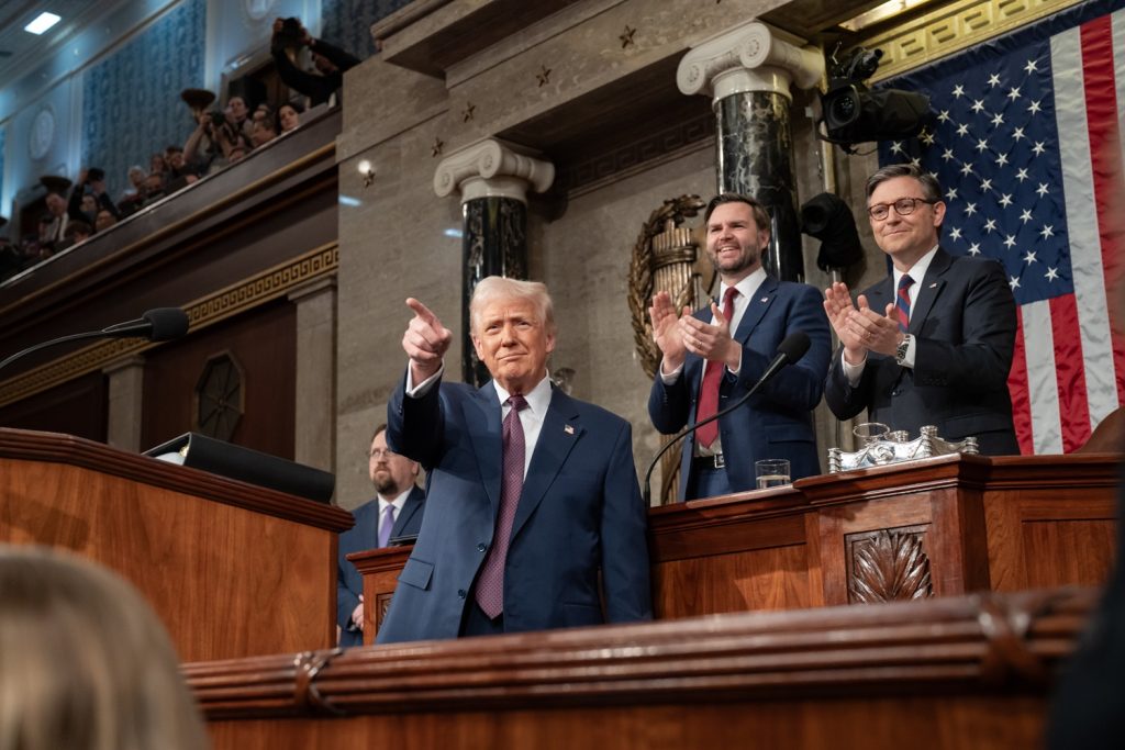 Cámara Baja de EU aprueba plan fiscal de Trump que incluye impuesto a remesas