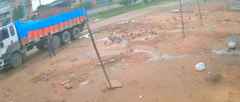 VIDEO: Se lanza a las llantas de un tráiler y nadie se detiene: tragedia y frialdad en plena calle