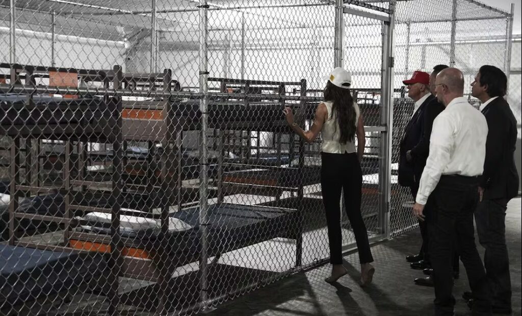 Centro de detención «Alcatraz de los Caimanes» en Florida recibe su primer grupo de inmigrantes