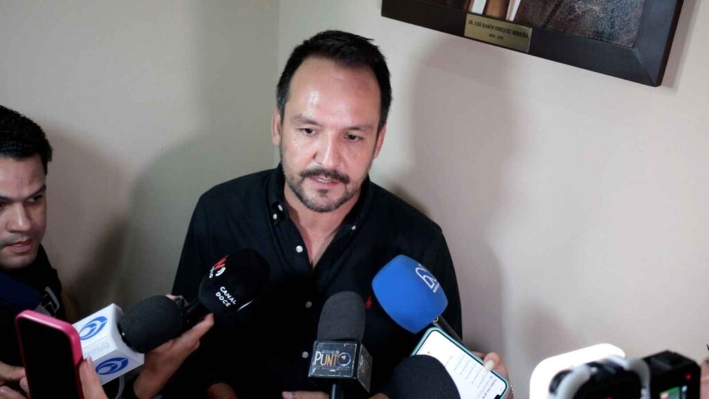 Alfredo Varela pide plan emergente de bacheo en Durango