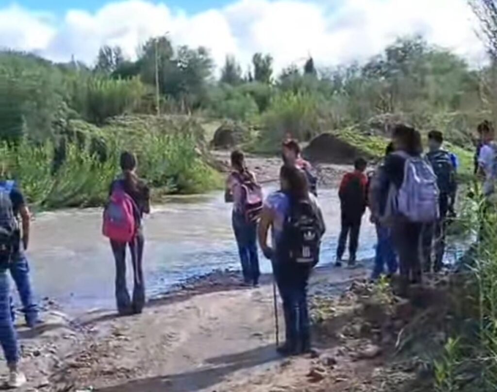 Cruzan el río brincando piedras para llegar a clases; el puente se cayó hace dos años