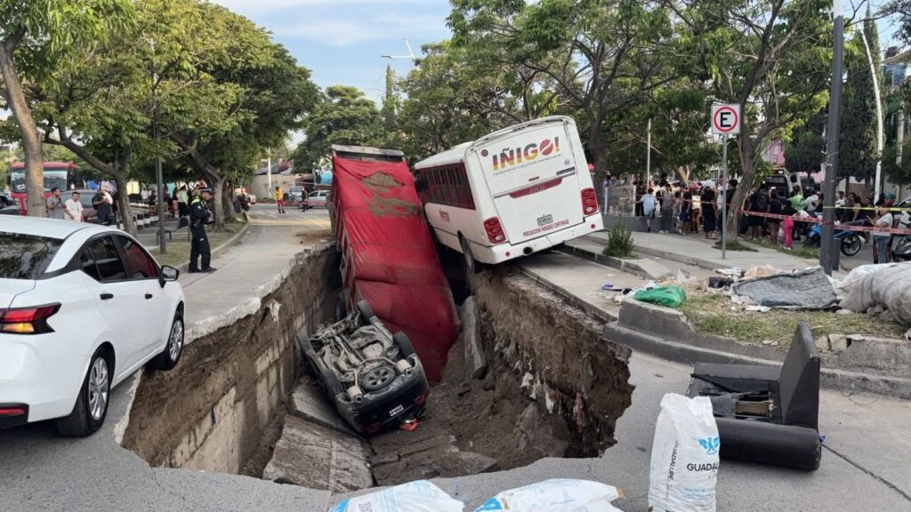 VIDEO: Enorme socavón se traga autos y deja tres heridos en plena avenida
