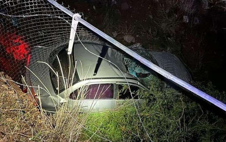 Muere aplastado tras caer con su auto a un canal