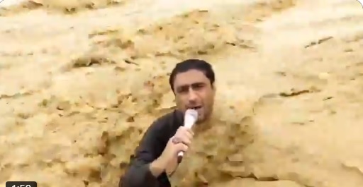 VIDEO: Periodista desafía inundaciones en vivo y es arrastrado por la corriente