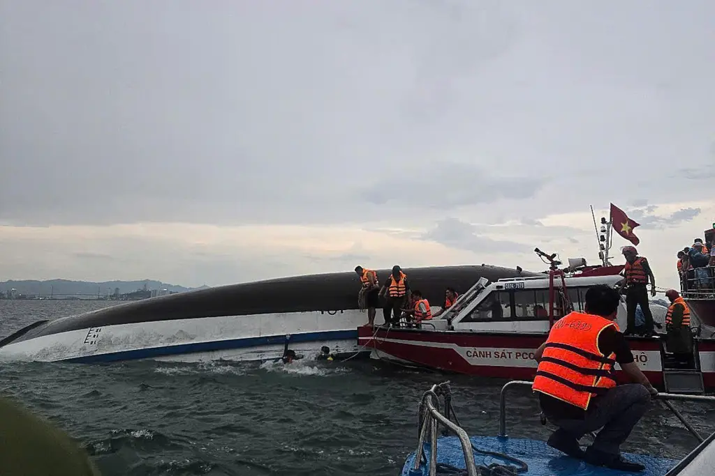 Naufragio de barco turístico en Vietnam deja al menos 28 muertos y varios desaparecidos