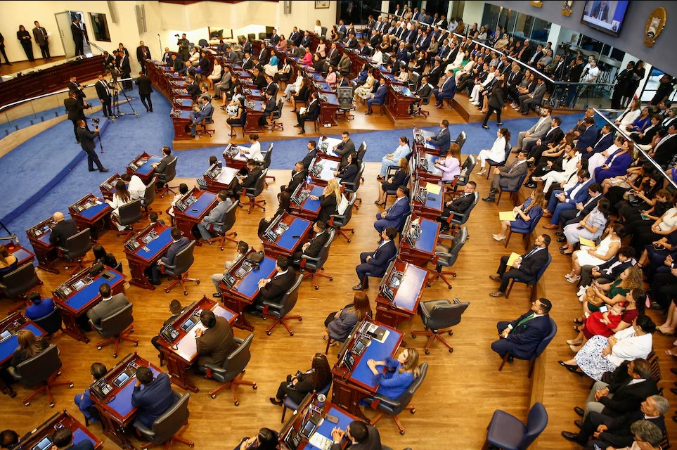 El Congreso de El Salvador avala la reelección presidencial indefinida