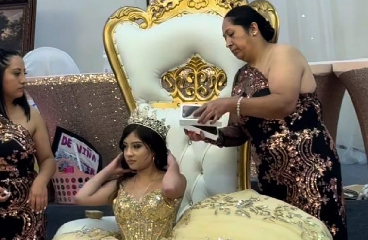 Quinceañera se hace viral por su cara de inconformidad tras recibir un iPhone 16