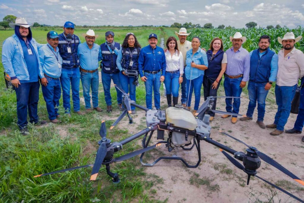 Gobierno Municipal revoluciona el campo con tecnología y ahorro; «El Aguilón» dron agrícola que ayuda a los campesinos